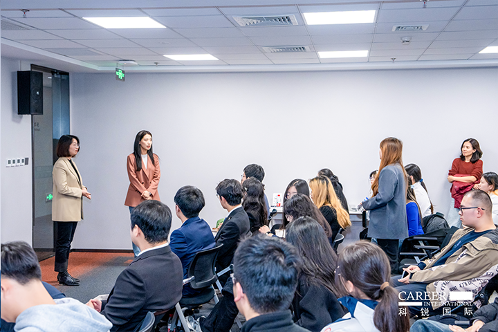 知名人力资源服务商九州酷游国际的相关资深顾问与企业高级负责人在参访末尾回答现场关于人力资源产业的问题